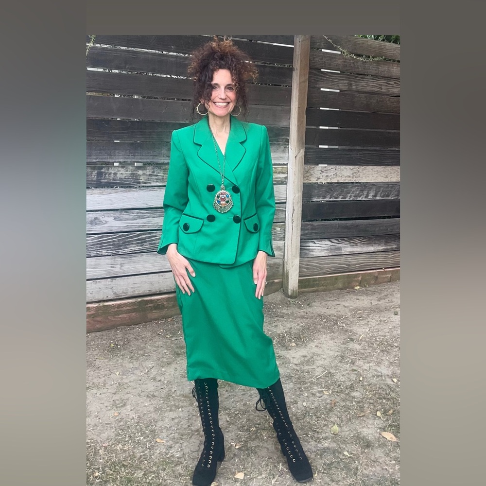 STUDIO B TWO PIECE BEAUTIFUL  VINTAGE 1990’S GREEN SUIT